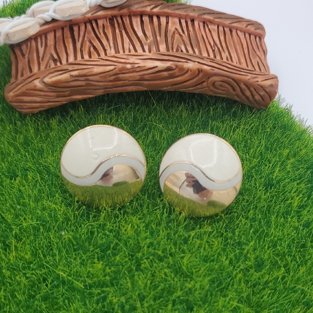 Vintage E1002 Gold Tone and Cream Round Earrings
